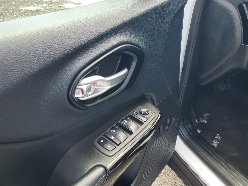 Used 2023 Jeep Cherokee Altitude Lux image 12