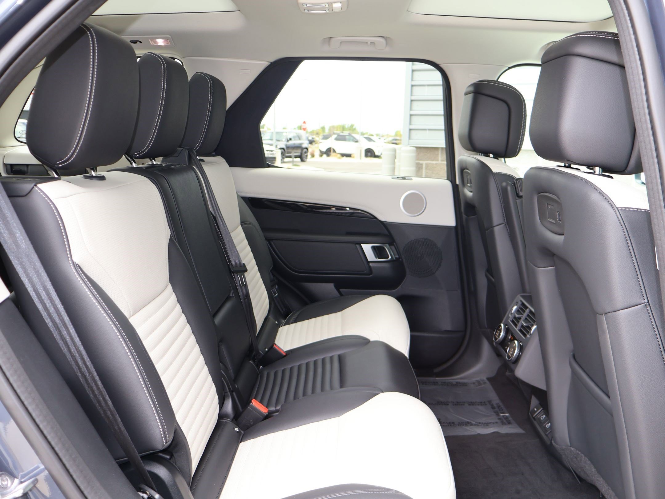 Certified 2025 Land Rover Discovery S AWD/4WD image 29