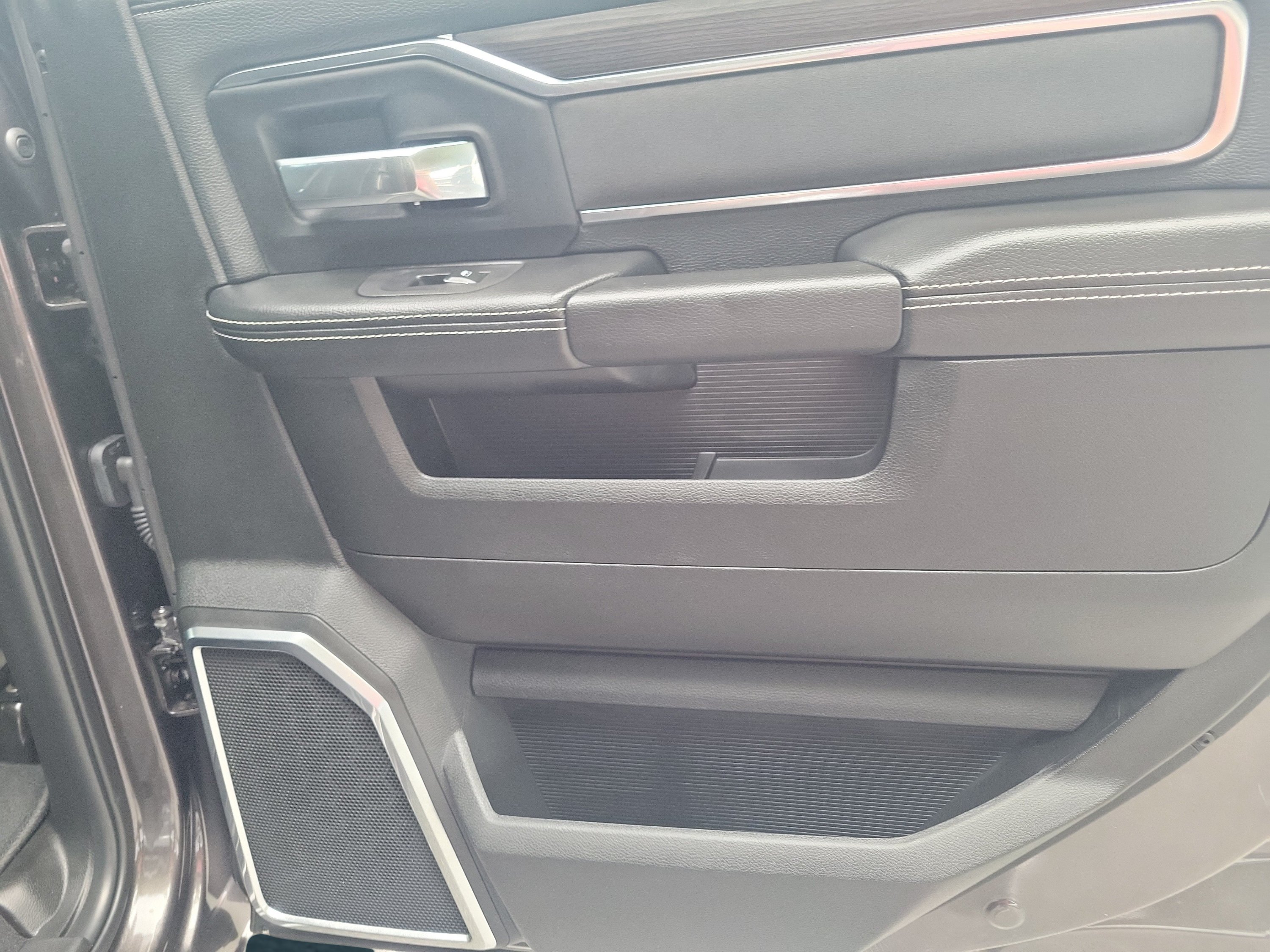 New 2026 RAM 2500 Laramie AWD/4WD image 16