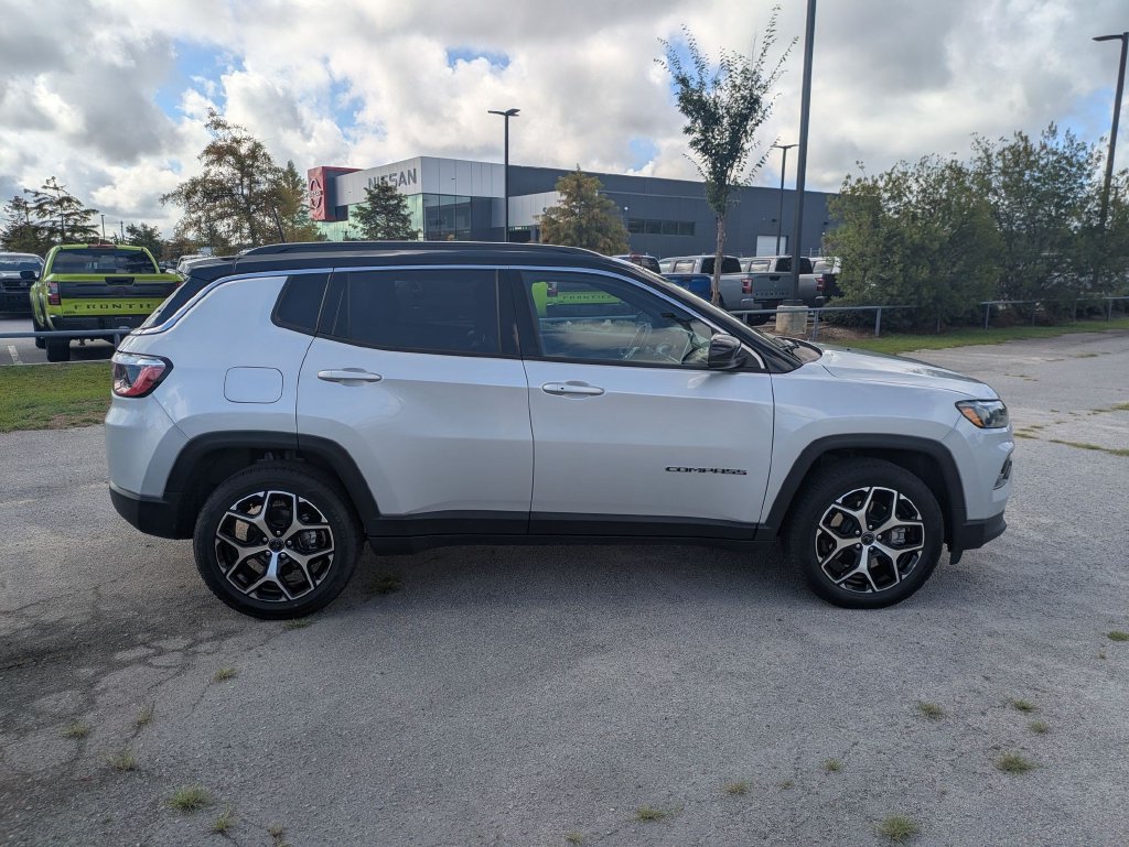 Used 2025 Jeep Compass Limited AWD/4WD image 2
