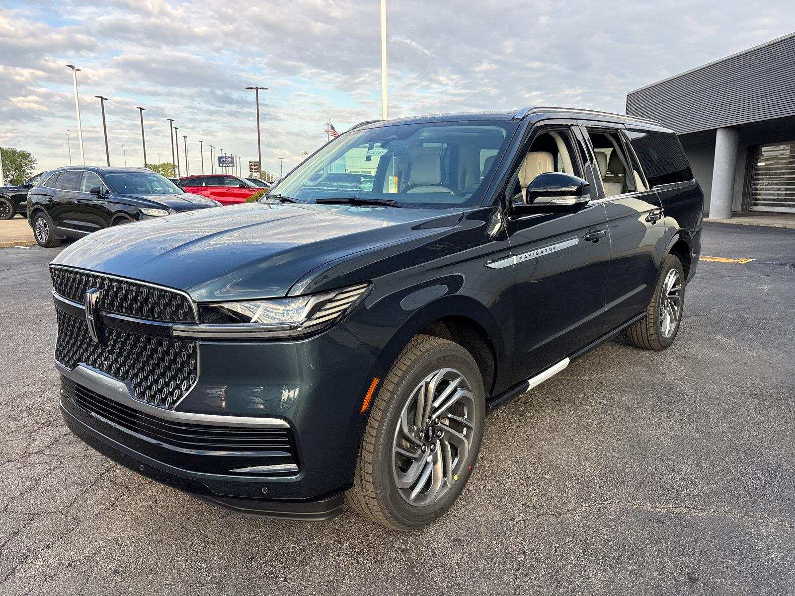 New 2026 Lincoln Navigator L Reserve AWD/4WD image 3