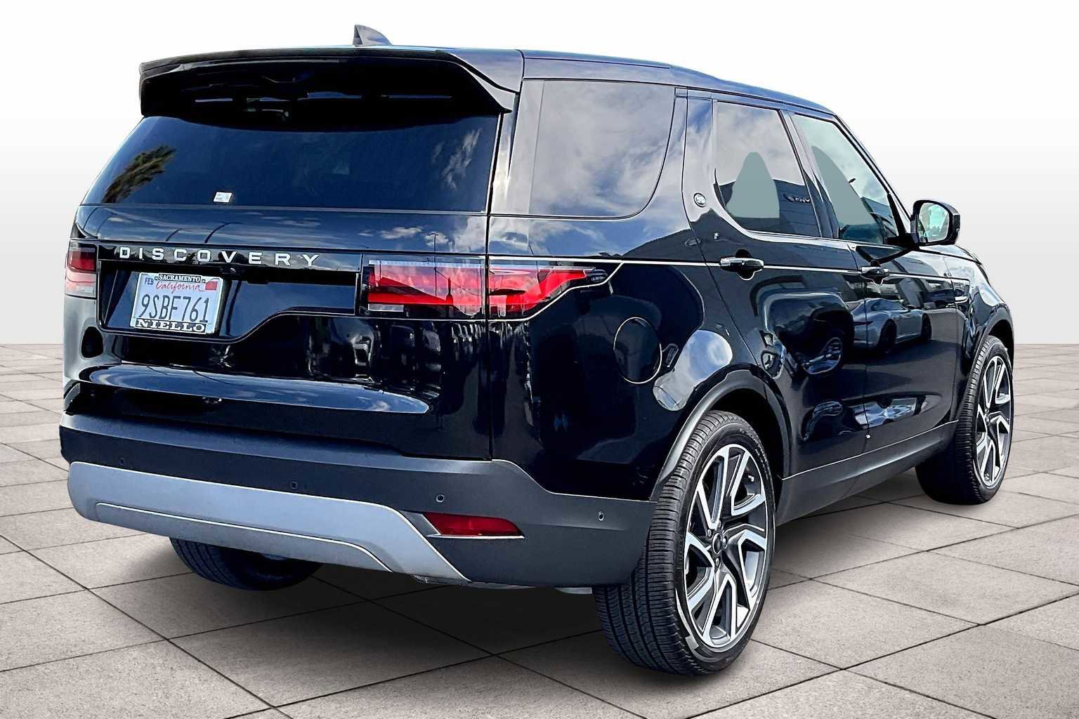 Used 2025 Land Rover Discovery S image 16