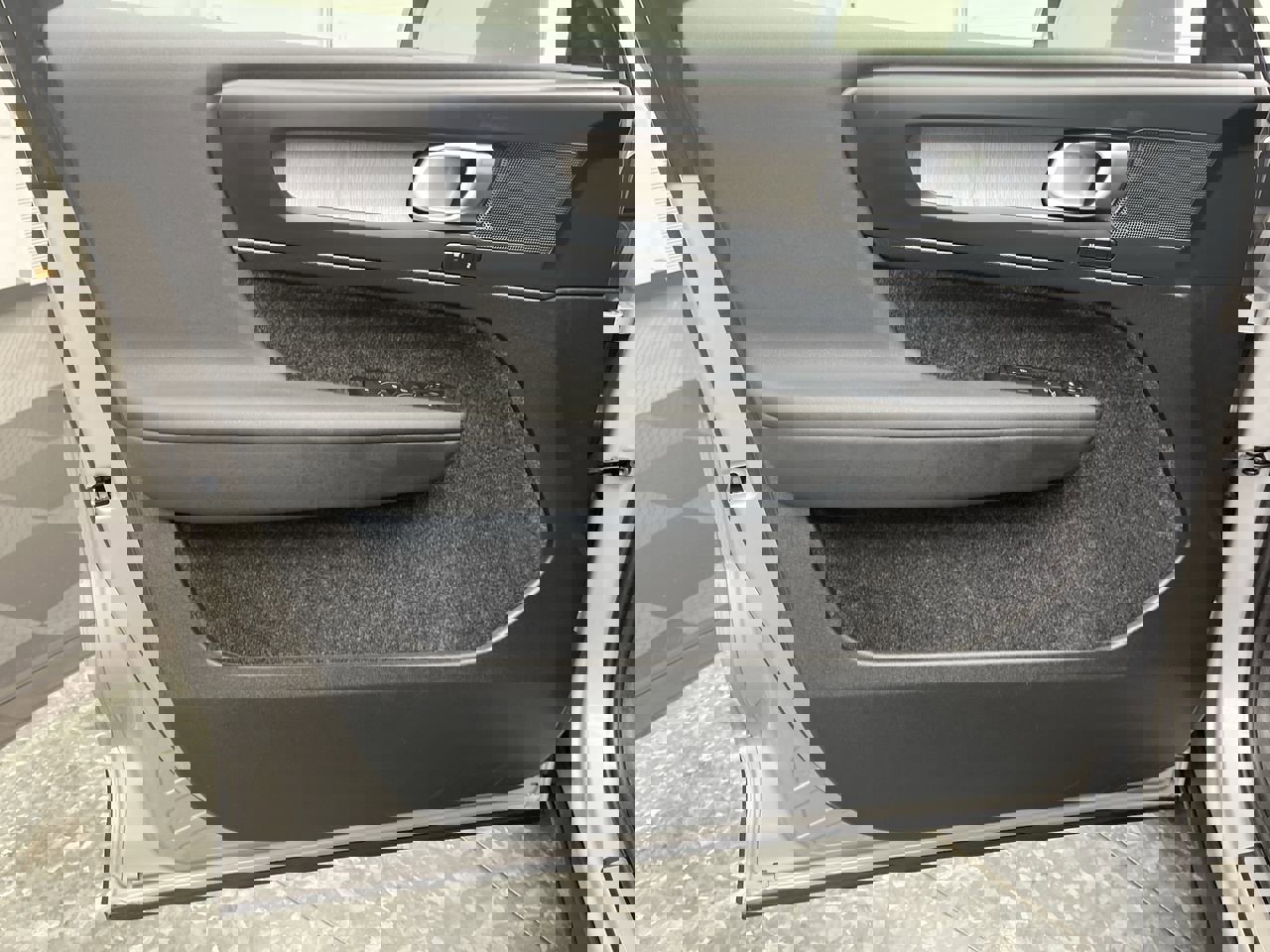 Used 2025 Volvo XC40 B5 Core image 8