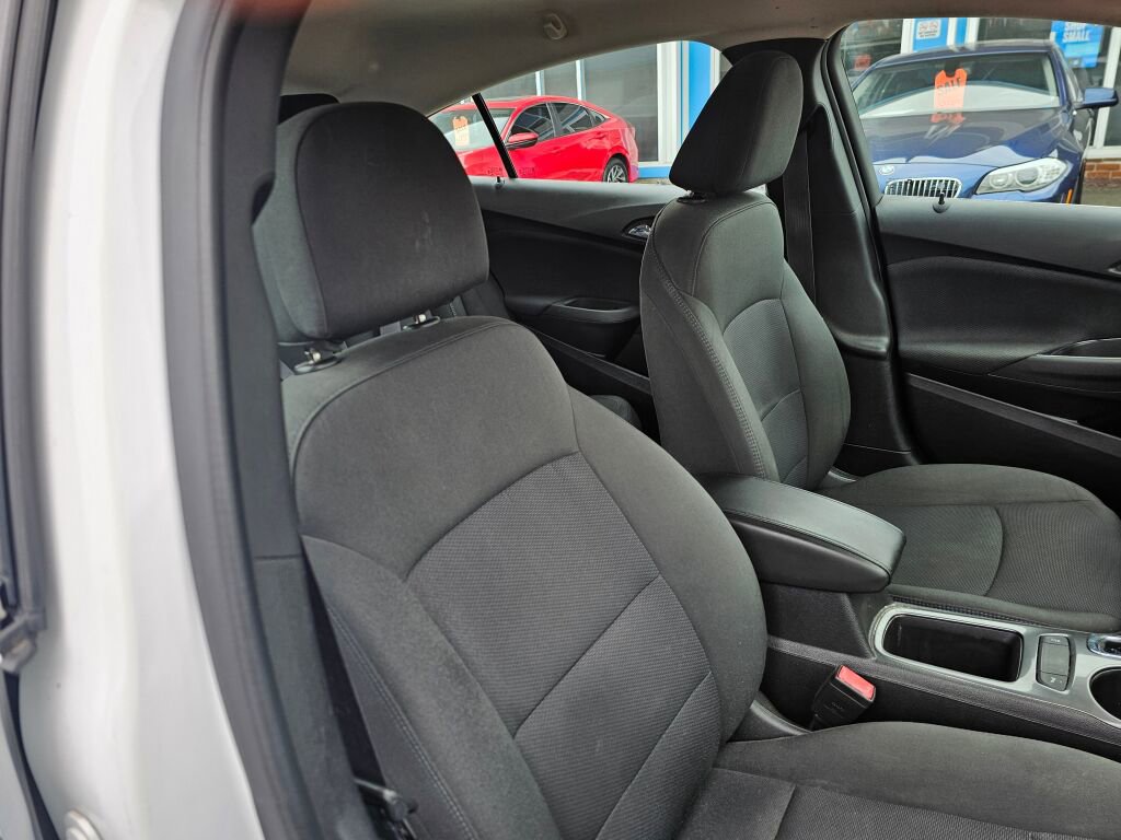 Used 2017 Chevrolet Cruze LT w/ Convenience Package image 12
