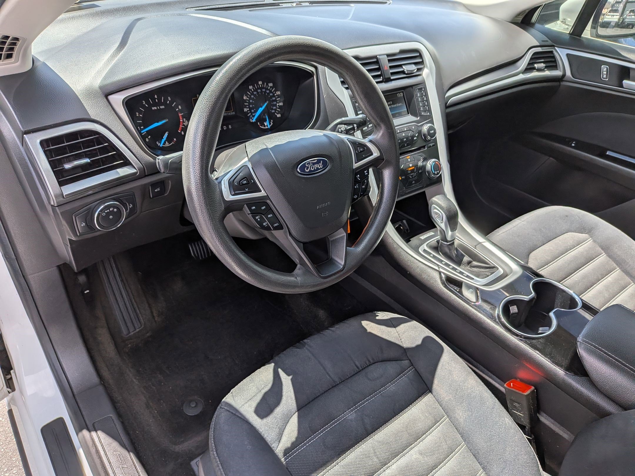 Used 2015 Ford Fusion SE FWD image 16