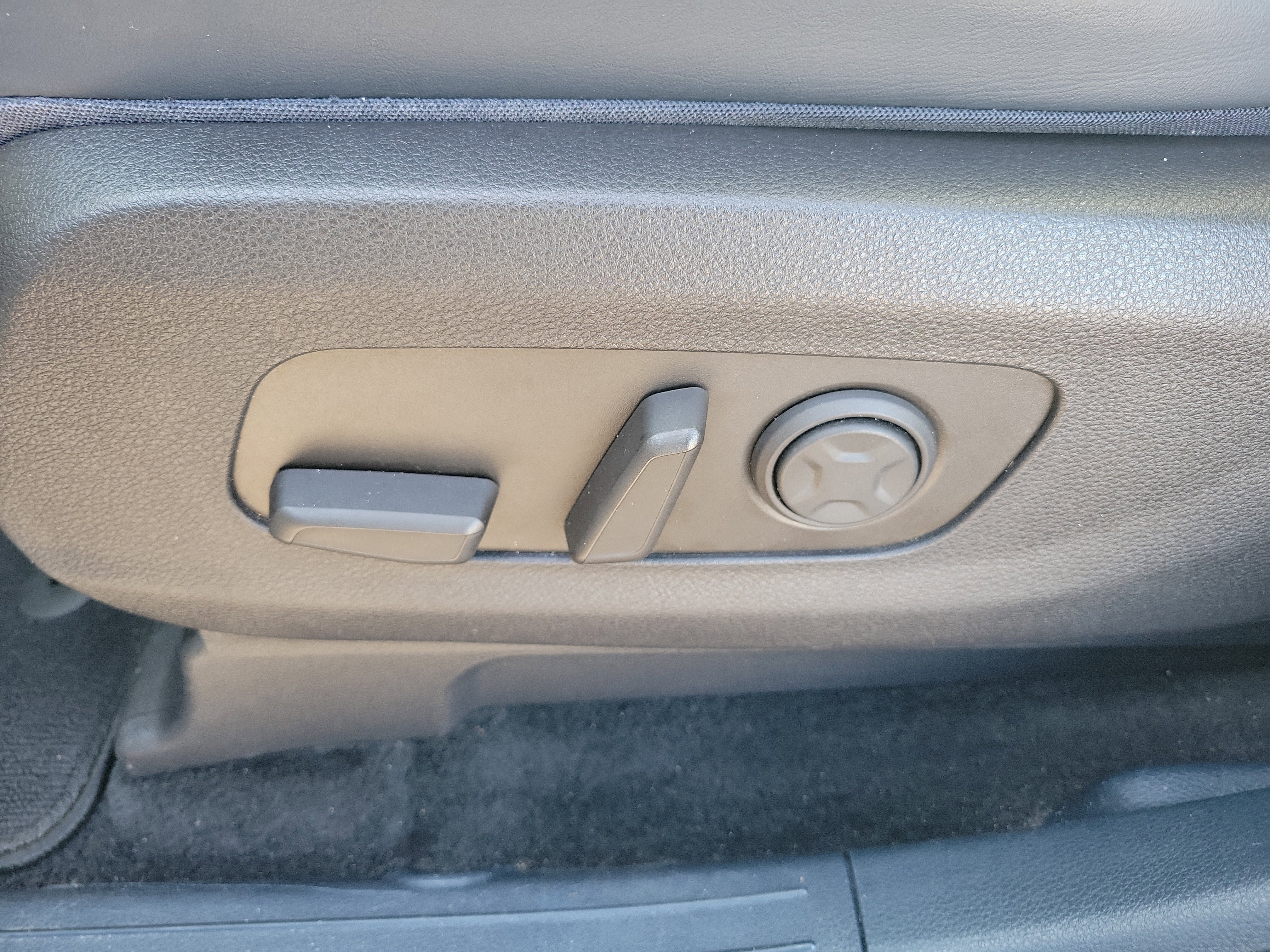 Certified 2025 Kia Carnival EX image 24