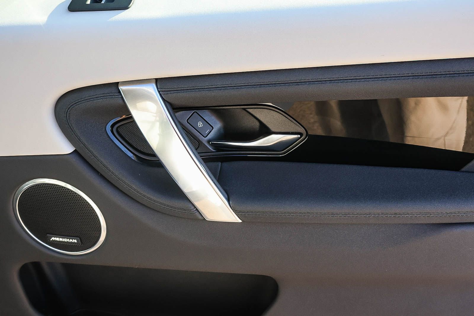 Used 2025 Land Rover Discovery Sport S image 19