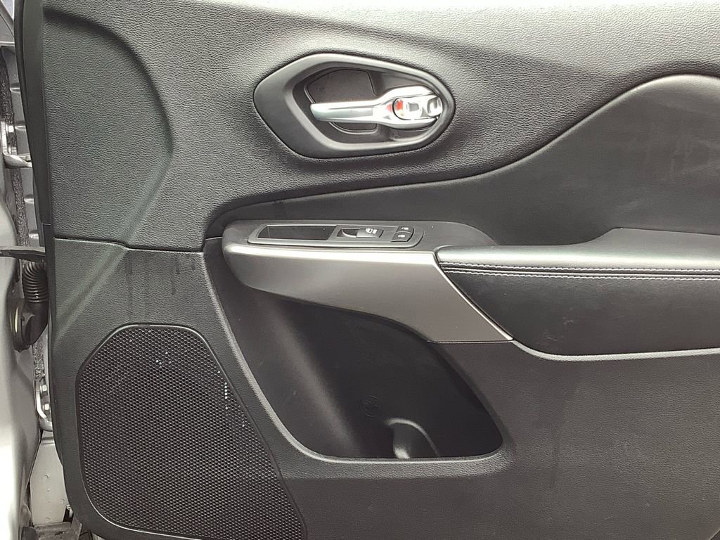 Used 2020 Jeep Cherokee Latitude Plus w/ Comfort/Convenience Group image 15