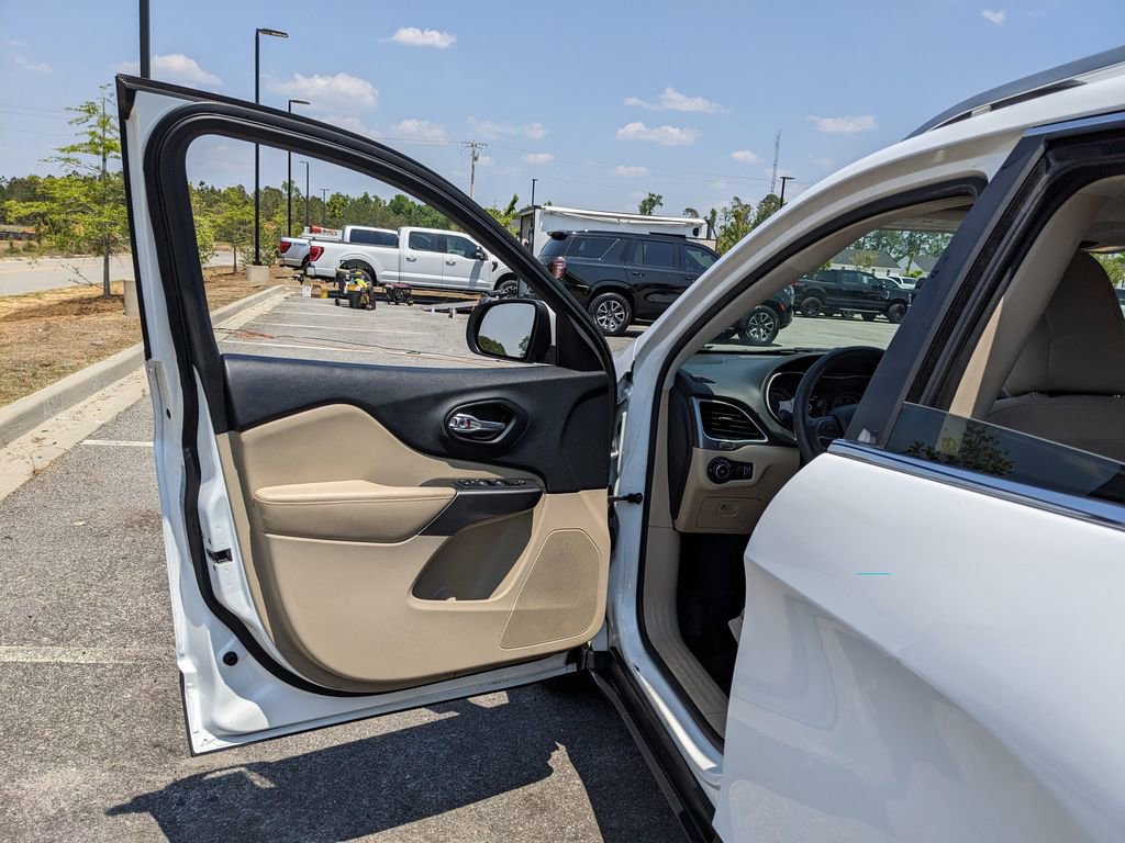 Used 2019 Jeep Cherokee Latitude w/ Popular Appearance Group FWD image 15