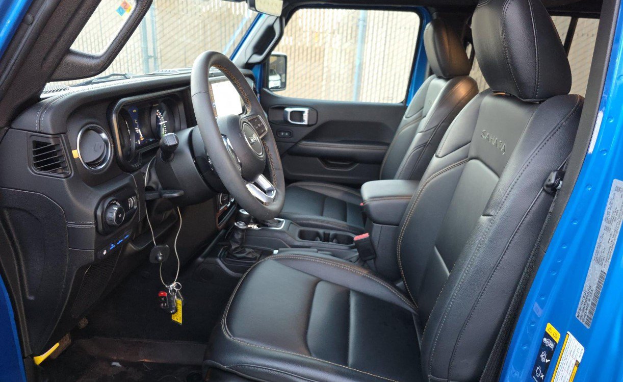 Used 2024 Jeep Wrangler Unlimited Sahara w/ Technology Group AWD/4WD image 7