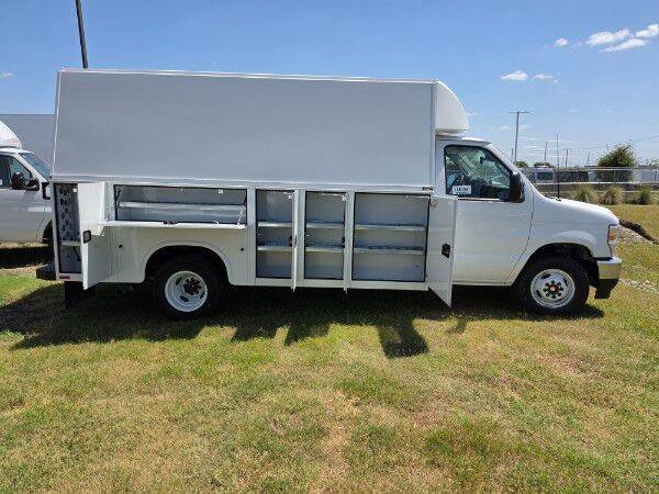 New 2027 Ford E-350 and Econoline 350 Super Duty w/ Power Equipment Group RWD image 5