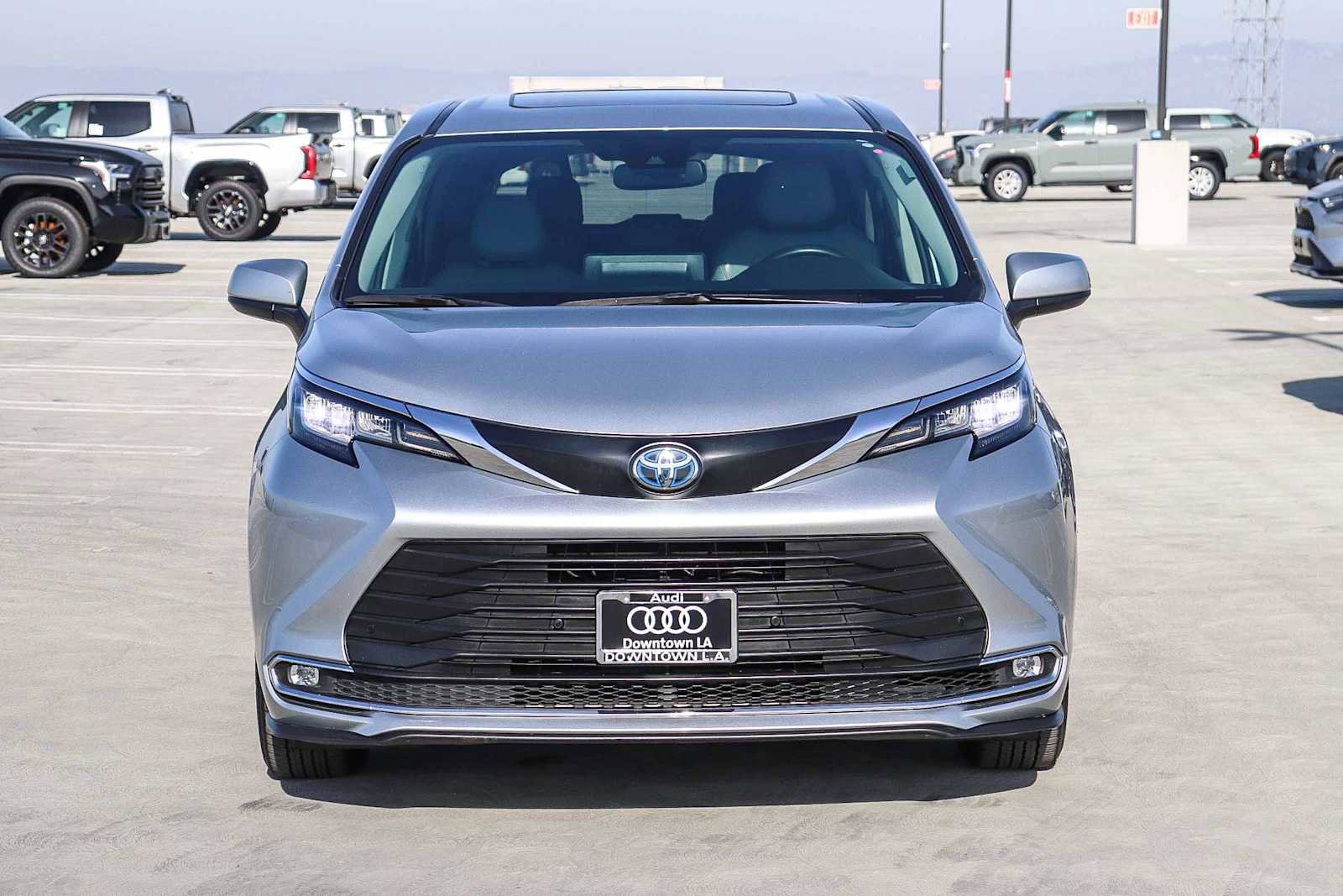 Used 2022 Toyota Sienna XLE image 2
