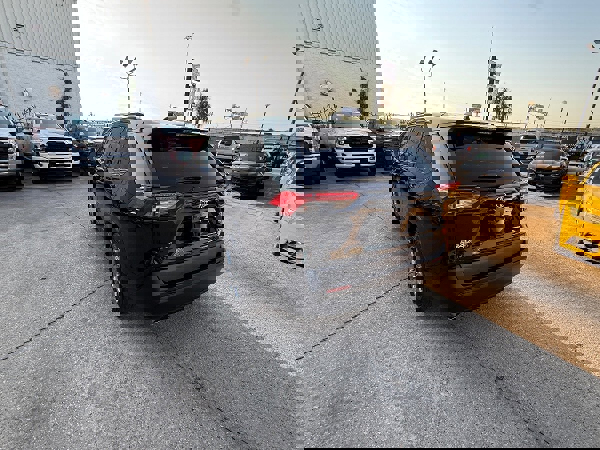 Used 2022 Toyota RAV4 XLE image 5