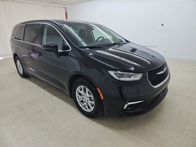 Used 2023 Chrysler Pacifica Touring-L FWD image 19