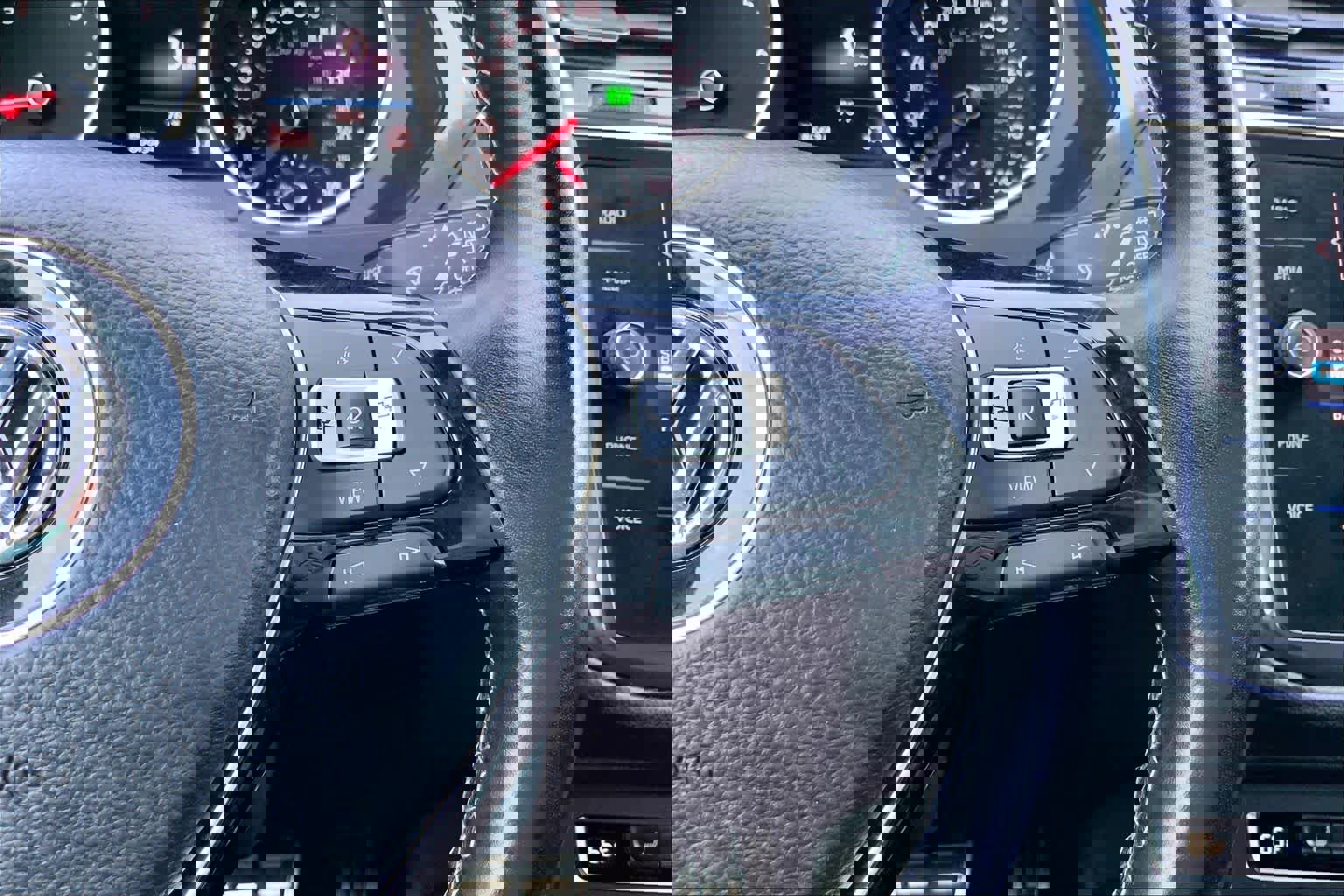 Used 2020 Volkswagen Tiguan SE R-Line image 25