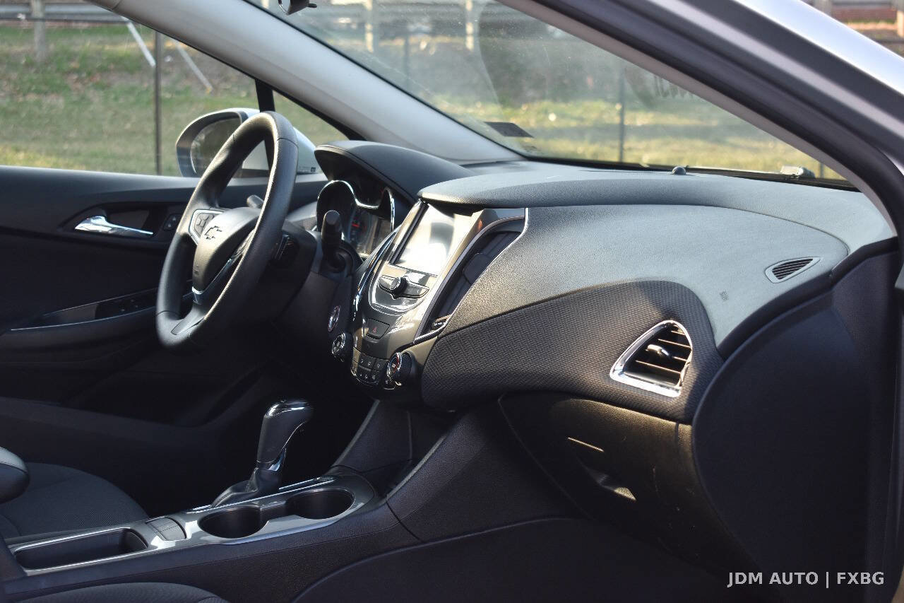 Used 2017 Chevrolet Cruze LT w/ Convenience Package image 16