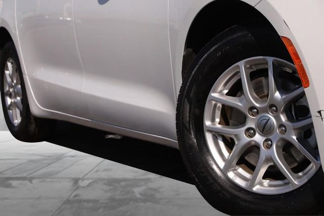 Used 2023 Chrysler Pacifica Touring-L image 3