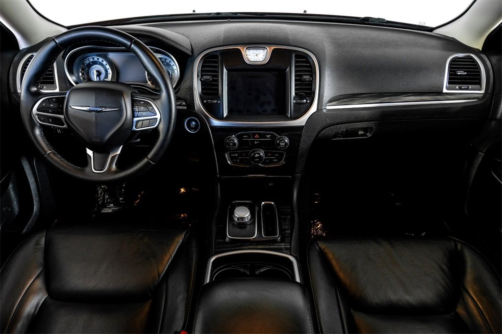 Used 2018 Chrysler 300 Touring L image 10