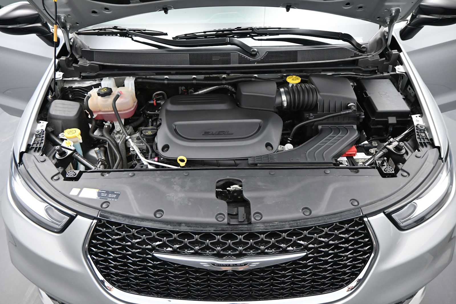 Used 2024 Chrysler Pacifica Touring-L FWD image 28