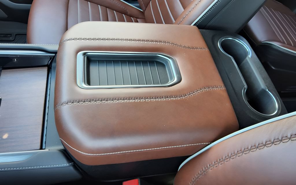 Used 2024 GMC Yukon Denali Ultimate AWD/4WD image 17