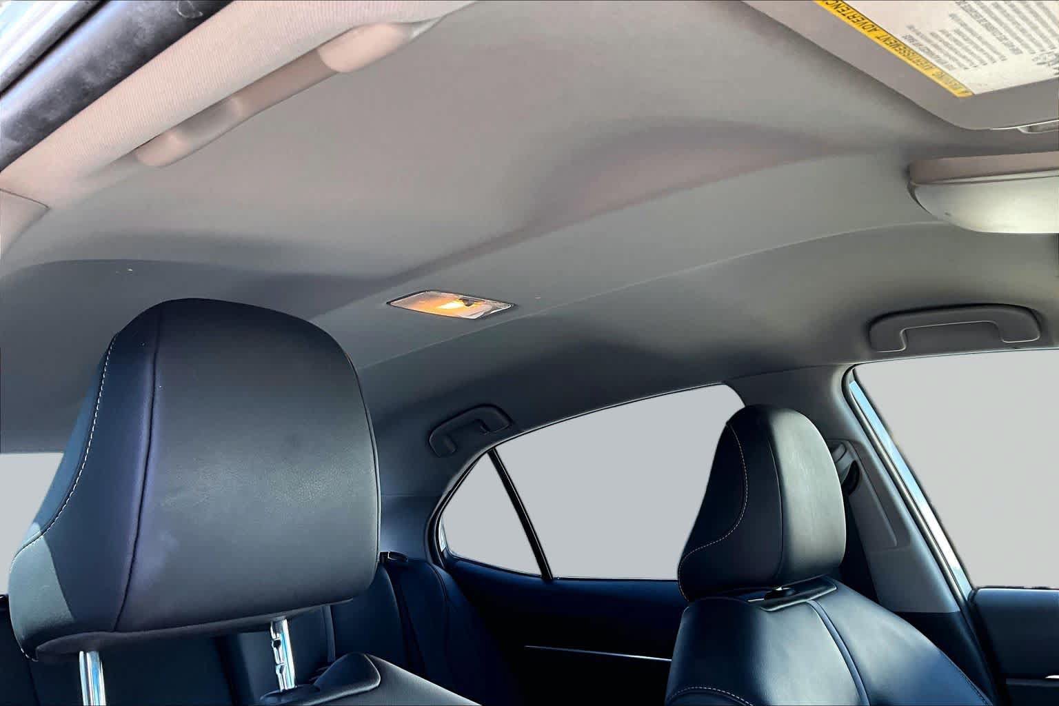 Used 2020 Toyota Camry SE w/ Convenience Package FWD image 13
