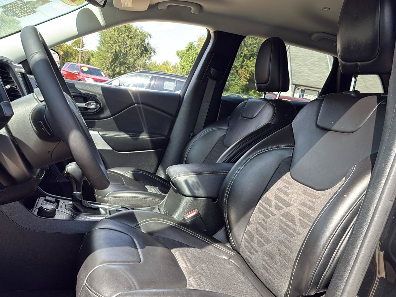 Used 2022 Jeep Cherokee Latitude AWD/4WD image 17