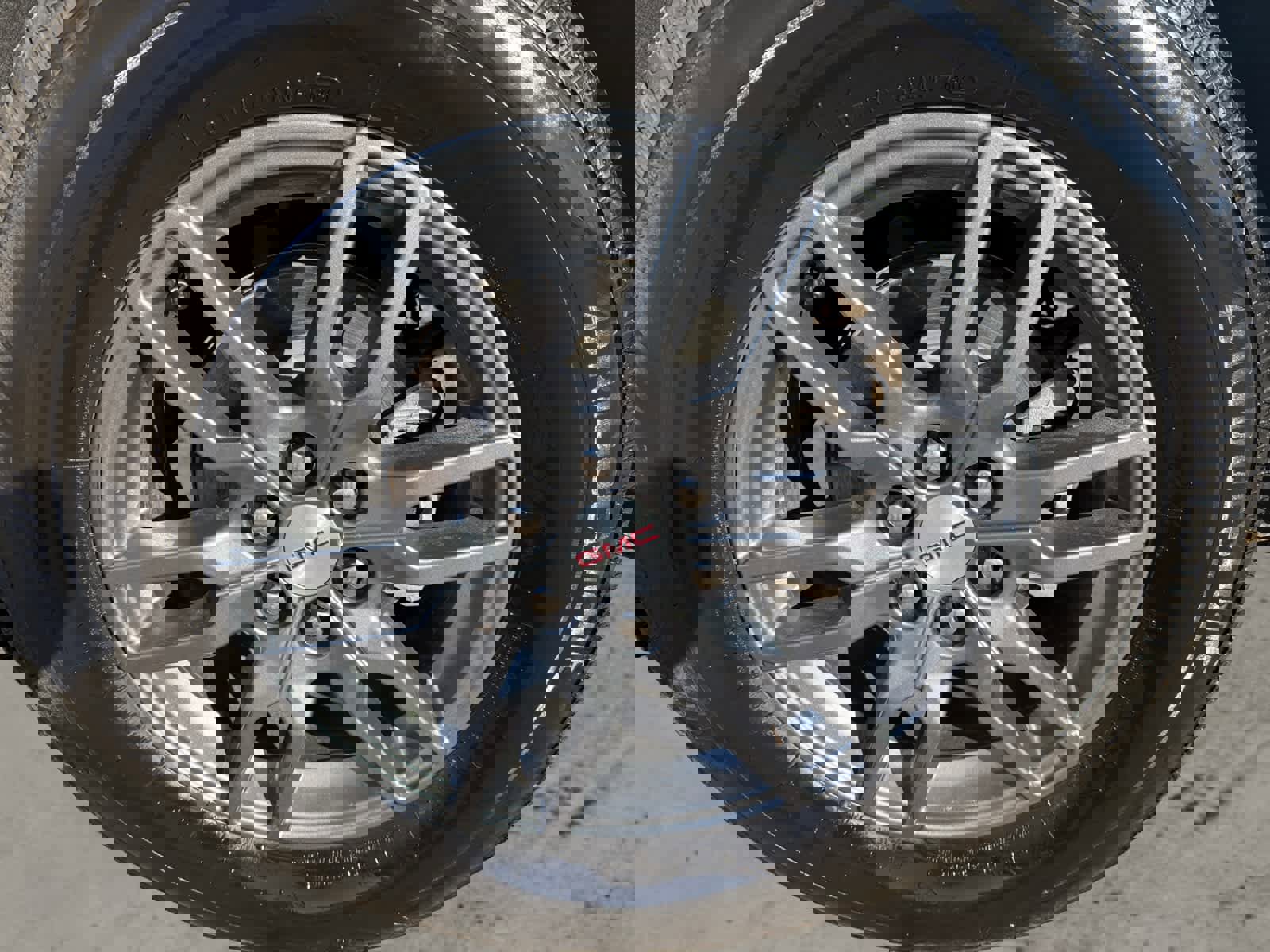 Used 2025 GMC Acadia Elevation image 9