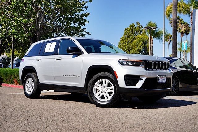 Used 2023 Jeep Grand Cherokee Laredo RWD image 2
