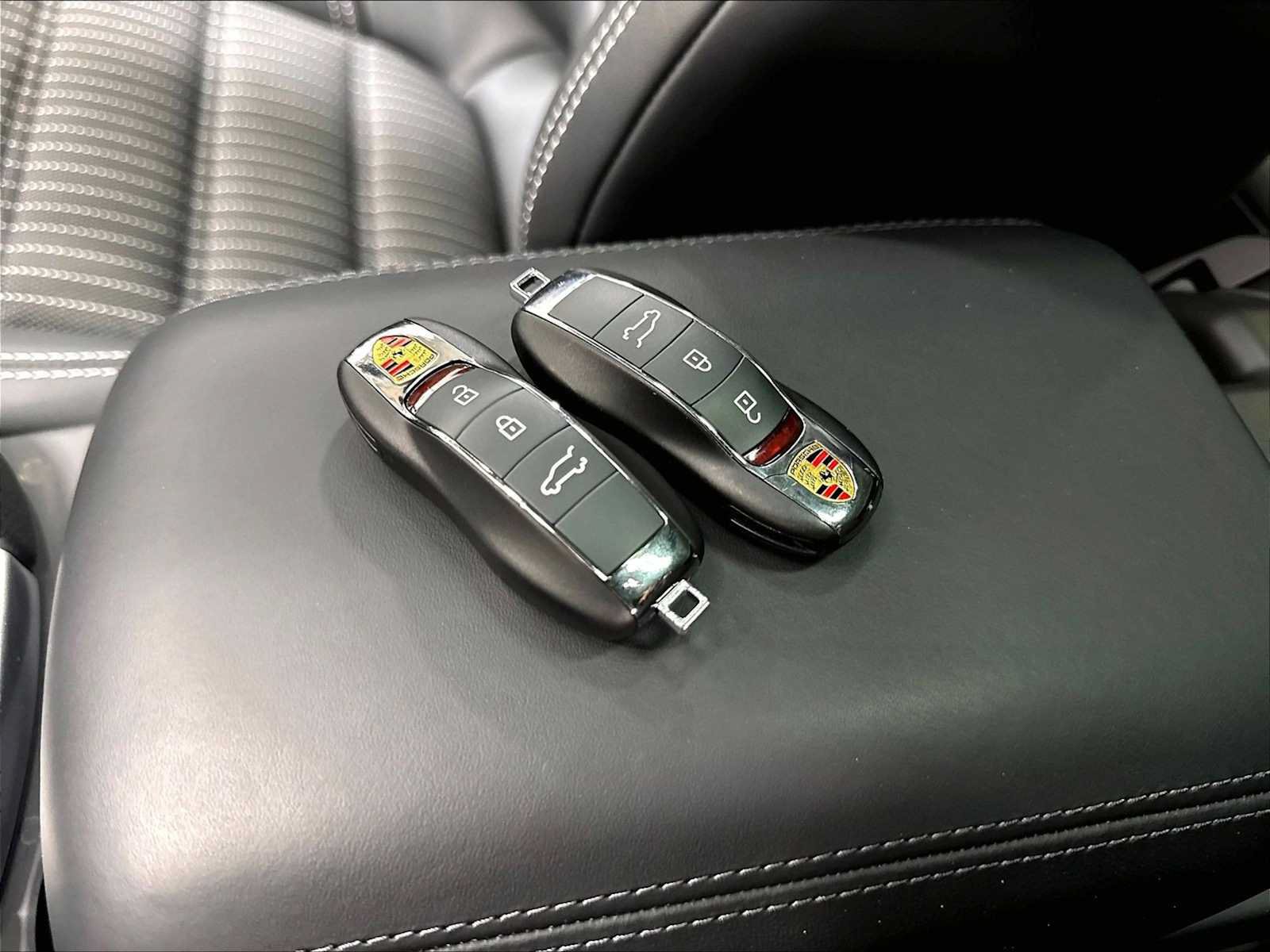 Used 2026 Porsche Macan Turbo AWD/4WD image 37