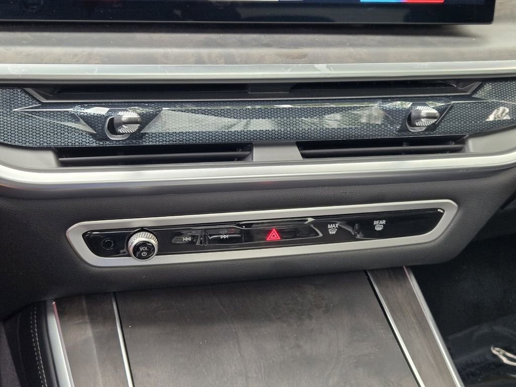 Used 2025 BMW X5 xDrive50e image 23