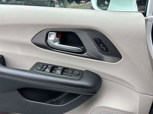 Used 2018 Chrysler Pacifica Limited FWD image 18