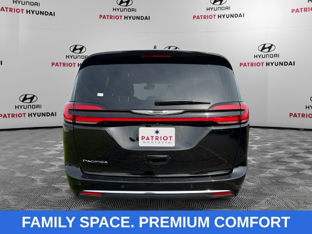 Used 2025 Chrysler Pacifica Select FWD image 4