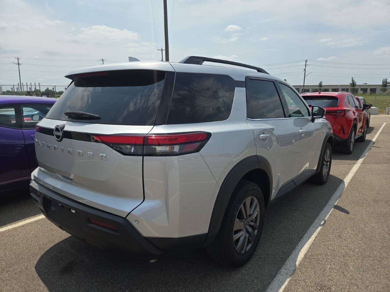 Used 2025 Nissan Pathfinder SV FWD image 2
