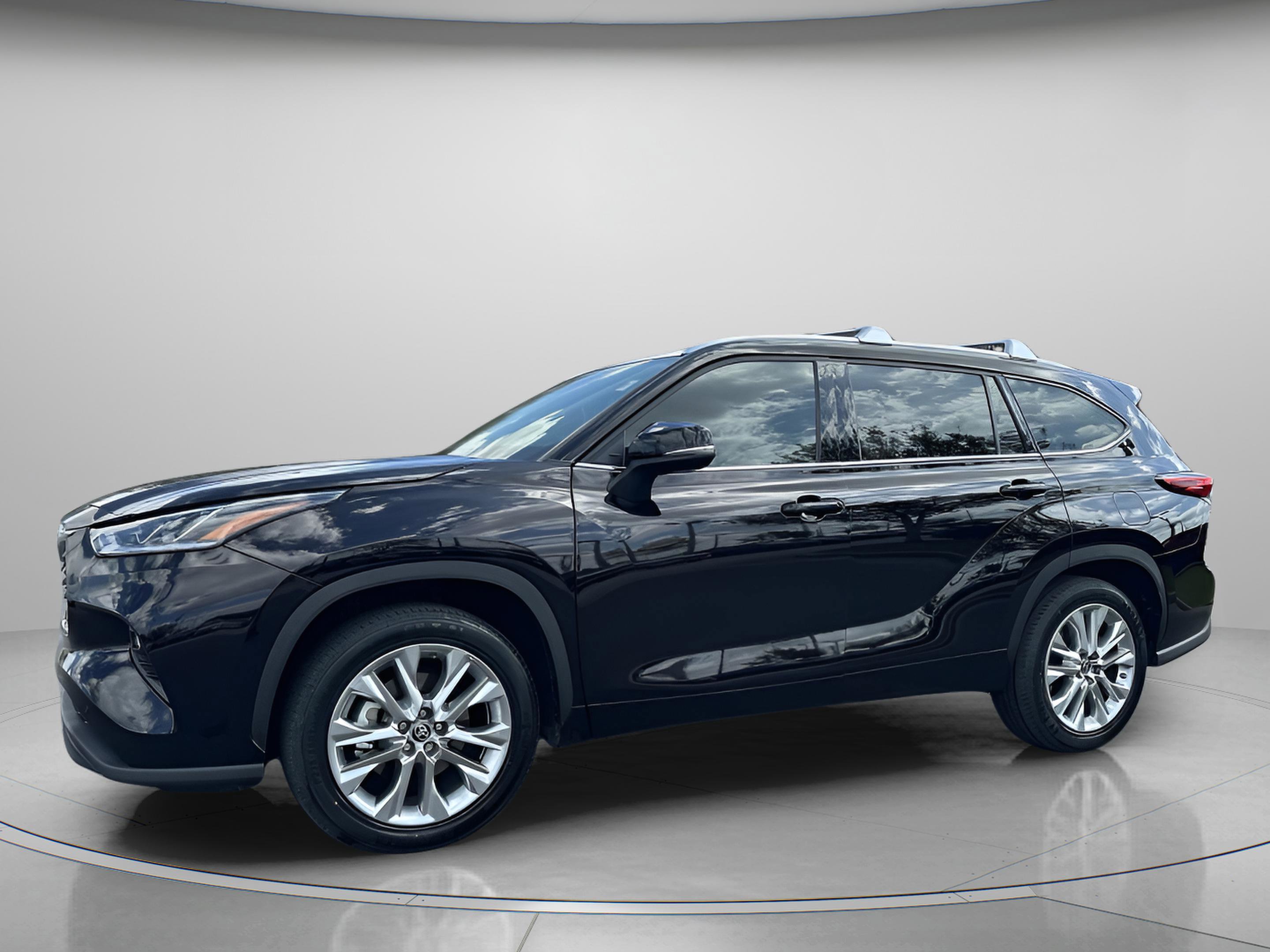 Used 2022 Toyota Highlander Limited image 2