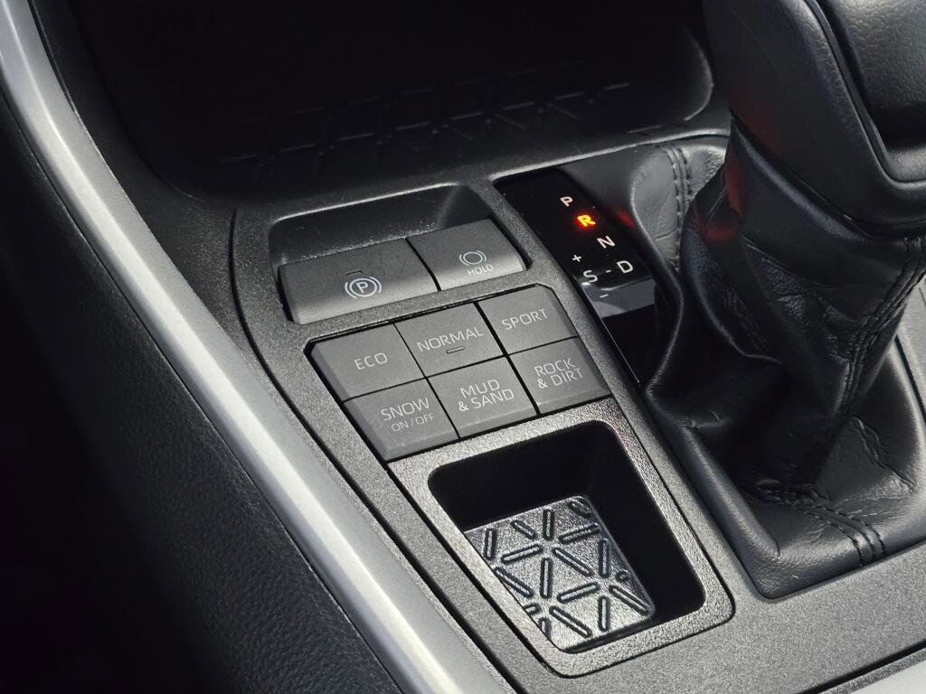 Used 2025 Toyota RAV4 LE image 33