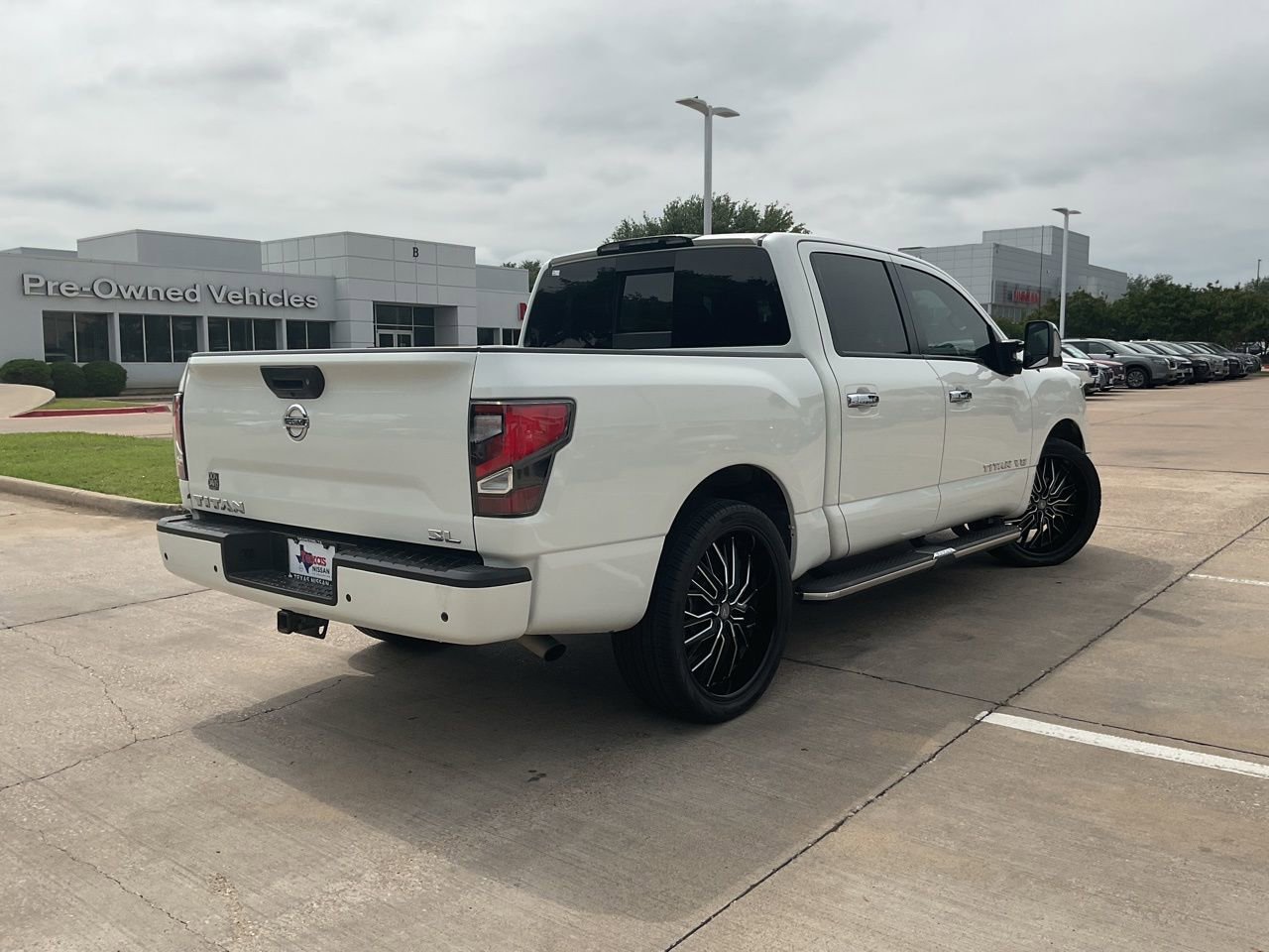 Used 2020 Nissan Titan SL w/ Moonroof Package RWD image 5