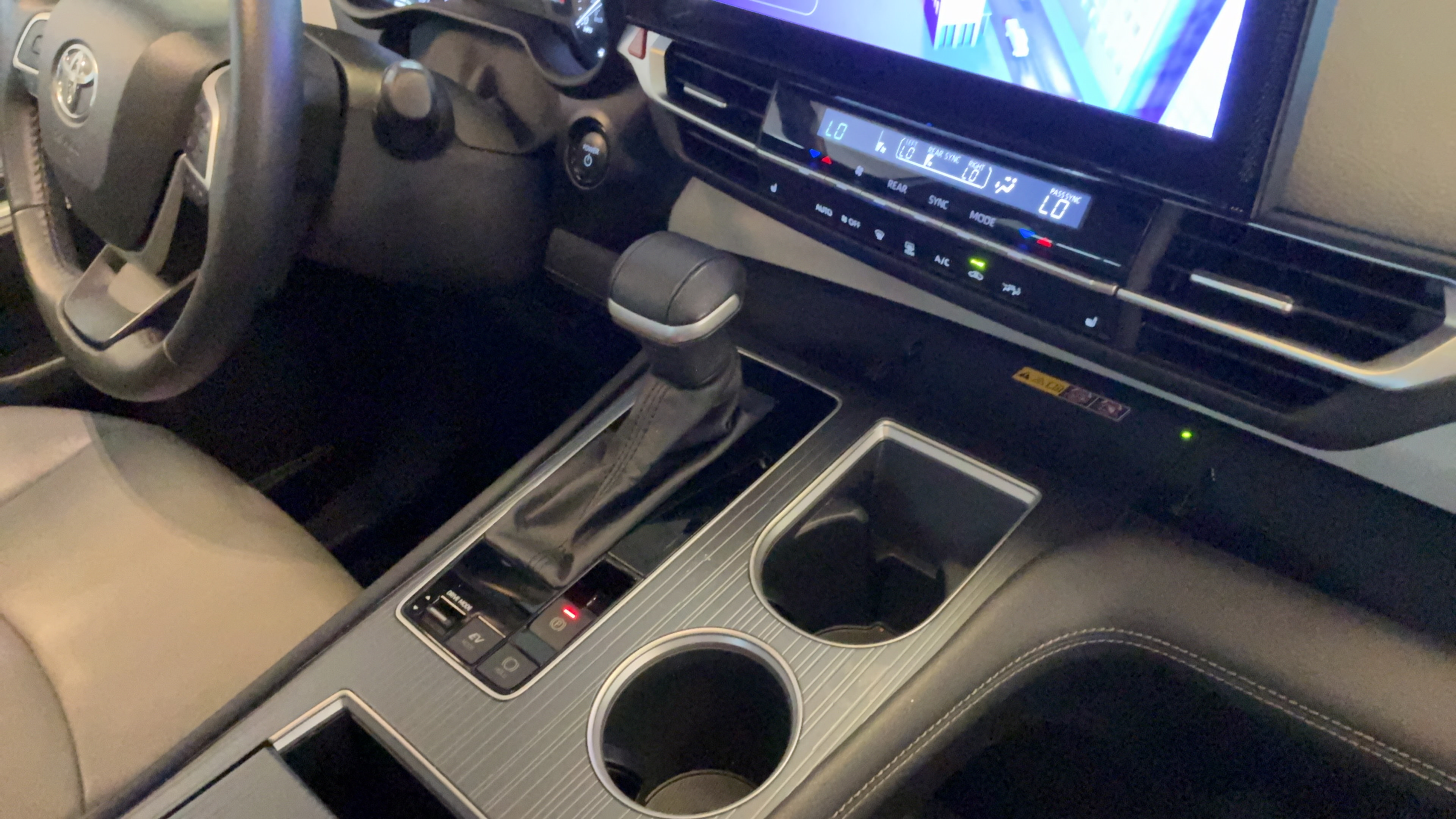 Certified 2025 Toyota Sienna XLE FWD image 41