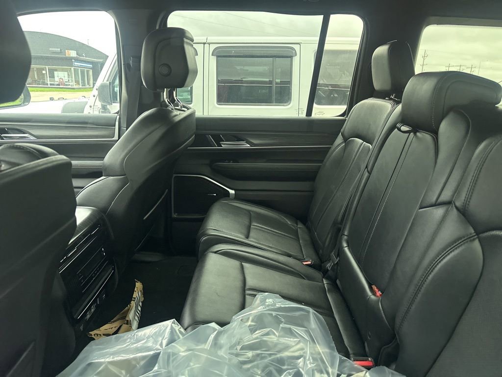 Used 2023 Jeep Wagoneer L Series II AWD/4WD image 10