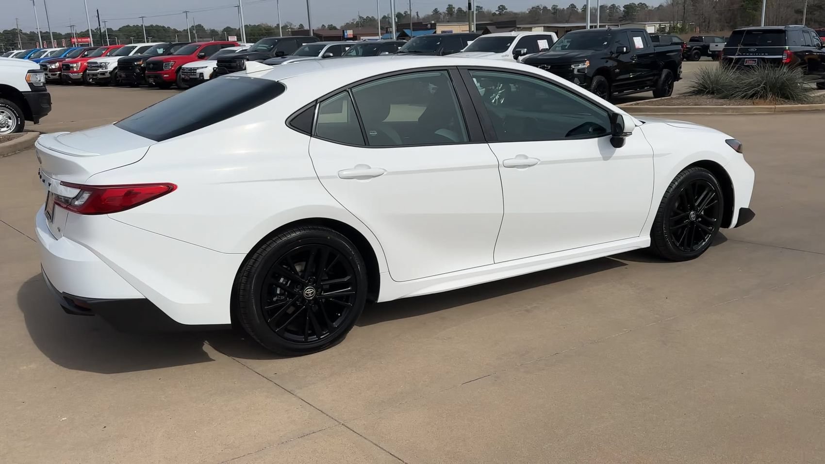 Used 2025 Toyota Camry SE FWD image 9