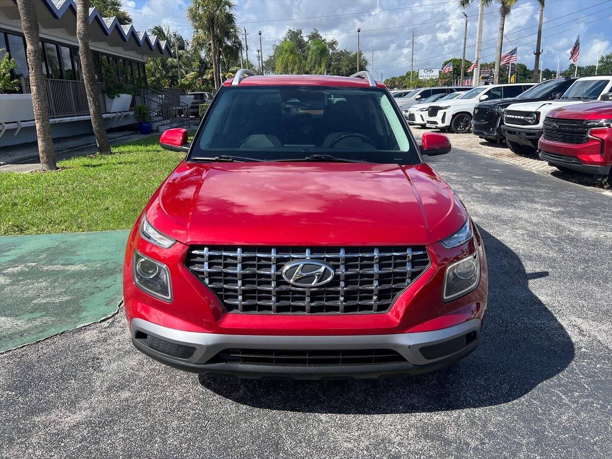 Used 2023 Hyundai Venue SEL FWD image 3
