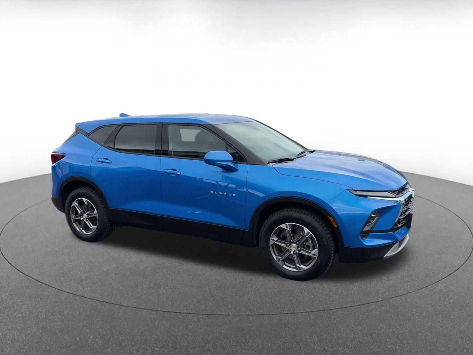 Used 2025 Chevrolet Blazer LT FWD image 2