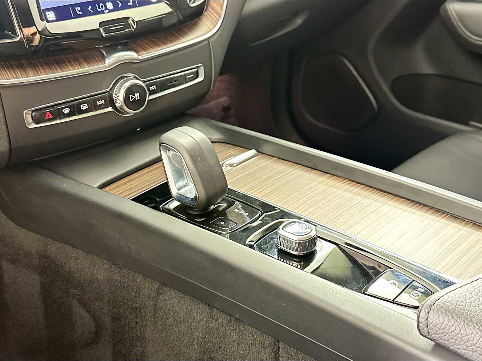 Used 2022 Volvo XC60 B5 Momentum w/ Advanced Package image 16