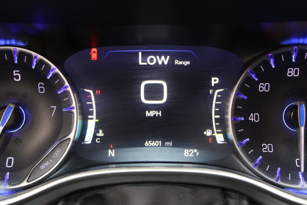 Used 2024 Chrysler Pacifica Touring-L FWD image 21
