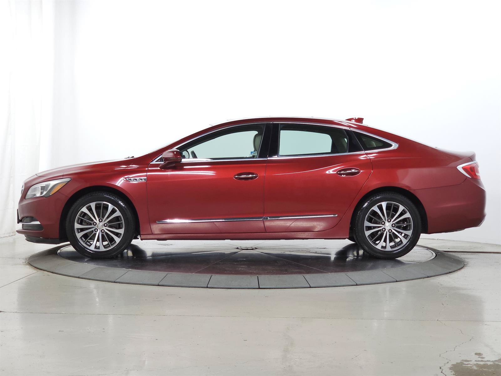 Used 2018 Buick LaCrosse Essence w/ Sun and Shade Package FWD image 4