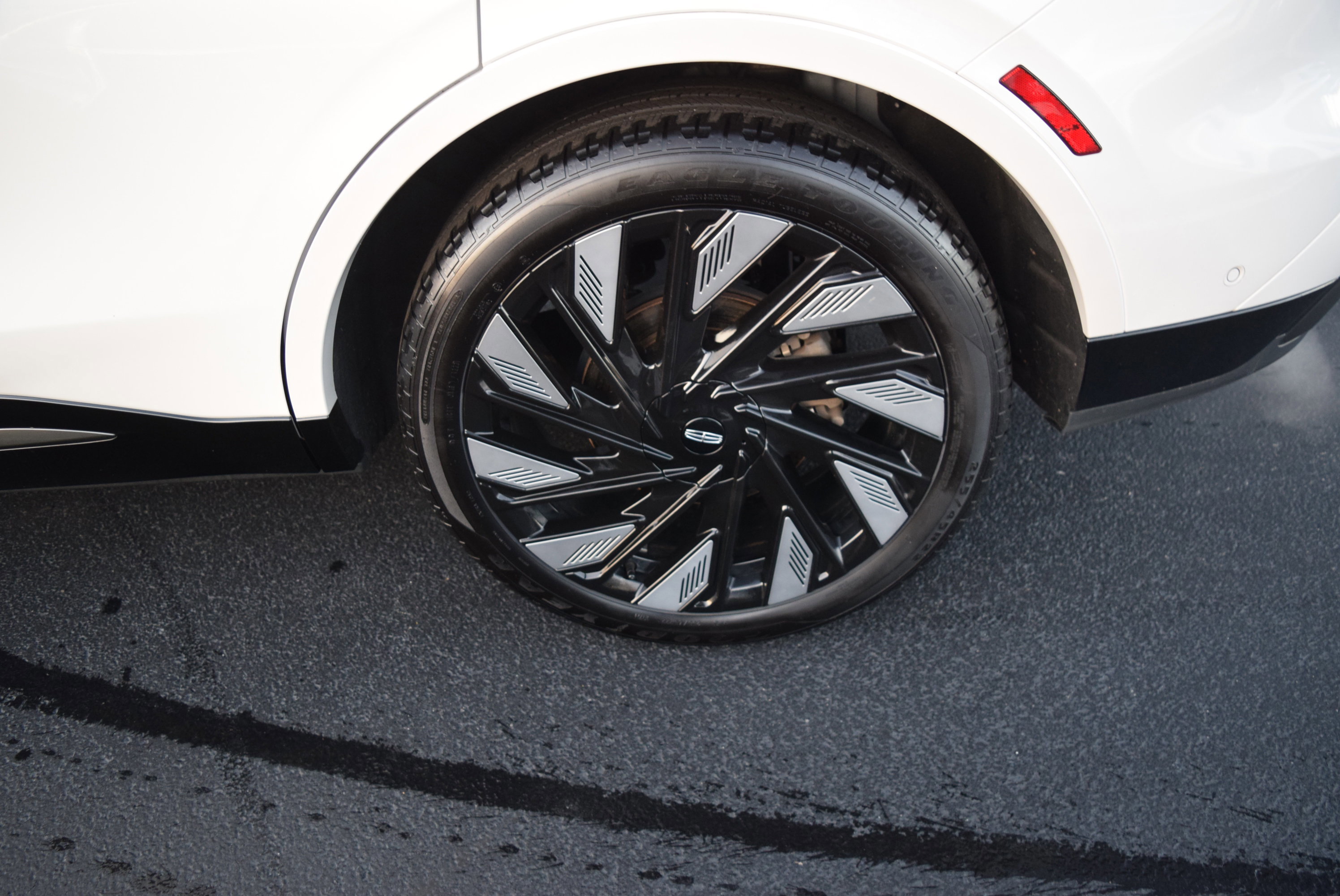 Used 2024 Lincoln Nautilus Reserve w/ Equipment Group 202A image 6