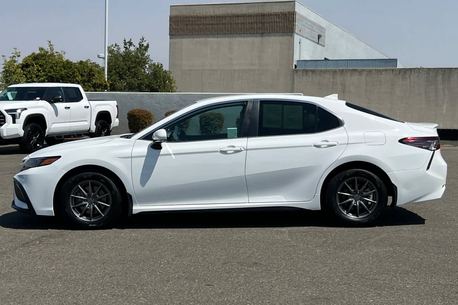 Used 2022 Toyota Camry SE FWD image 9