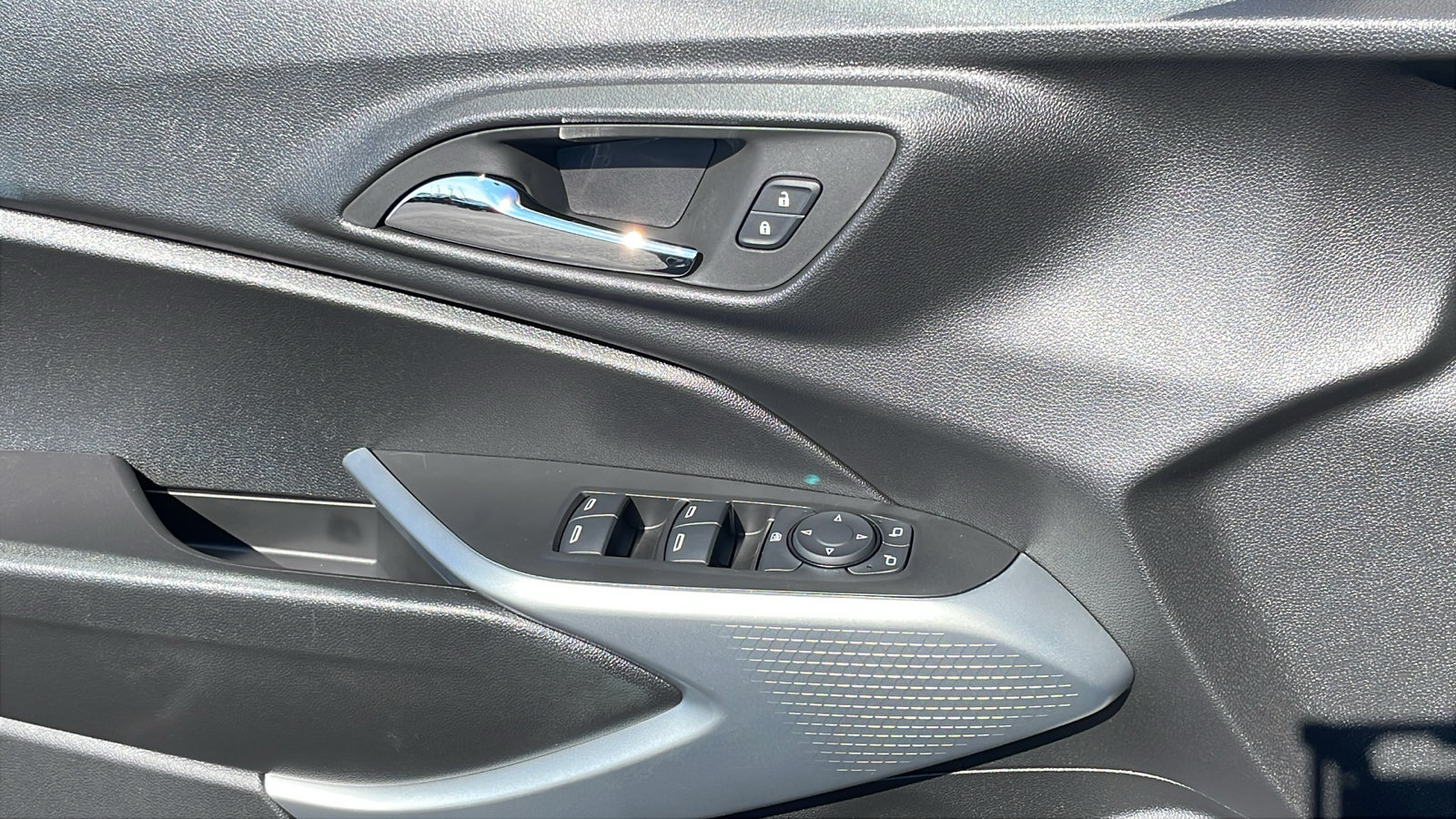 New 2026 Chevrolet Trax RS w/ Sunroof Package FWD image 16