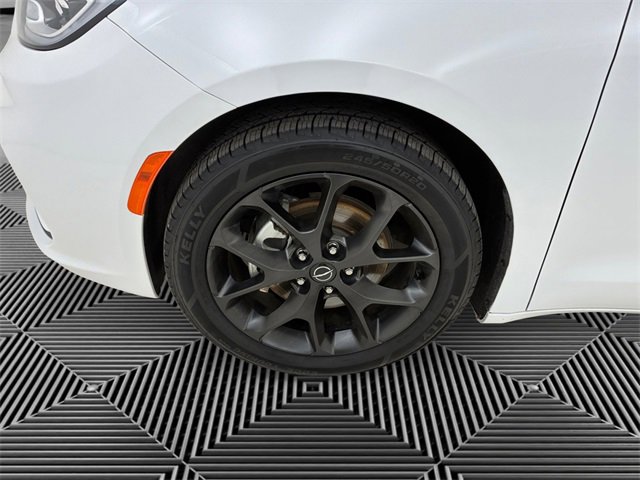 Used 2025 Chrysler Pacifica Limited image 9