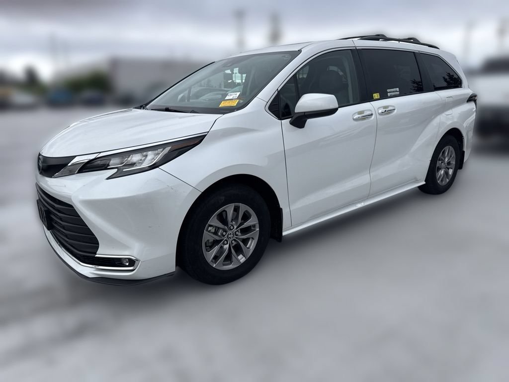 Used 2023 Toyota Sienna XLE AWD/4WD image 5