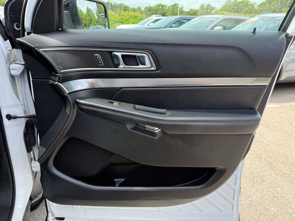 Used 2018 Ford Explorer XLT w/ Equipment Group 202A AWD/4WD image 25